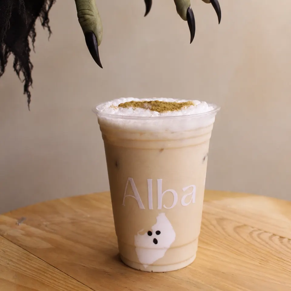 Pumpkin Chai Latte con una mano de bruja de Halloween